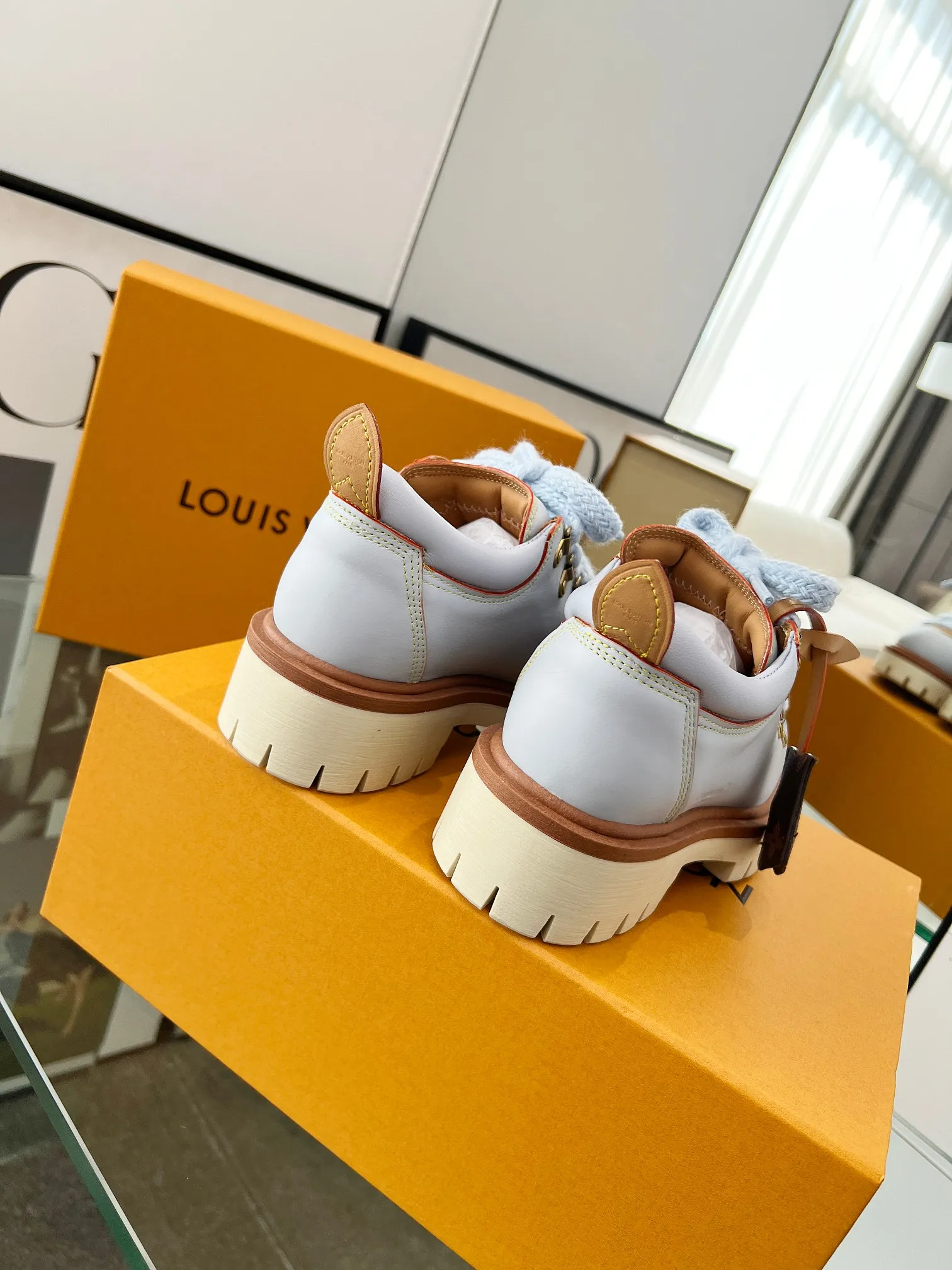 👟👟Ex-factory price 640👟👟 LV's new couple's thick-soled hiking shoes, your original custom-made large-soled shoe brand, giving the foot flexibility and freedom, a good pair of shoes to wear all summer. Fabric: First-layer imported calfskin, cowhide lining Size: 35-46 Welcome to send pictures to place orders